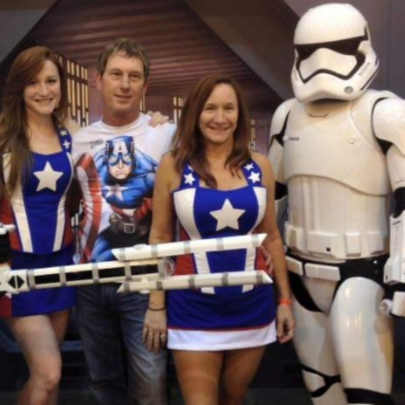 USO Girl Costume Captain America - Picture 7 of 7